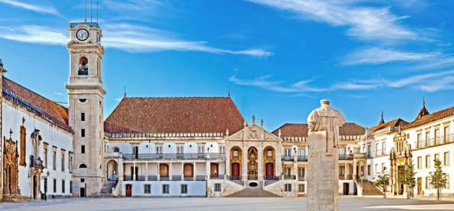 9. Đại học Coimbra (Bồ Đào Nha). Thành lập năm 1290, số lượng sinh viên khoảng 24.000. &nbsp;Trường được UNESCO công nhận là di sản thế giới năm 2013. Cựu sinh viên nổi tiếng: nhà thơ vĩ đại của Bồ Đào Nha Luis Vaz de Camoes, cựu Thủ tướng giữ chức 36 năm Antonio de Oliveira Salazar.