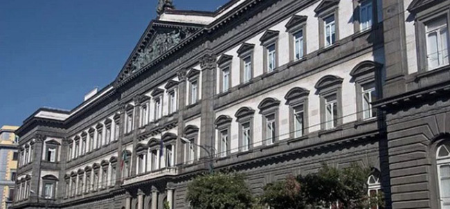 7. Đại học Naples Federico II (Italy). Thành lập năm 1224, số lượng sinh viên khoảng 78.000. Cựu sinh viên nổi tiếng: triết gia Saint Thomas Aquinas, các cựu tổng thống Italy Enrico De Nicola, Giovanni Leone và Giorgio Napolitano.