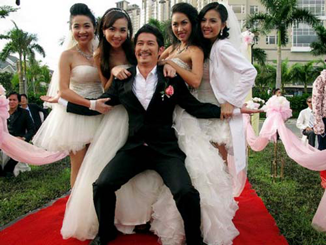 Huy Khánh thường được giao vai sở khanh trong phim. Với 4 cô dâu đại chiến, anh chàng Thái (Huy Khánh) đã bị phen nhớ đời.