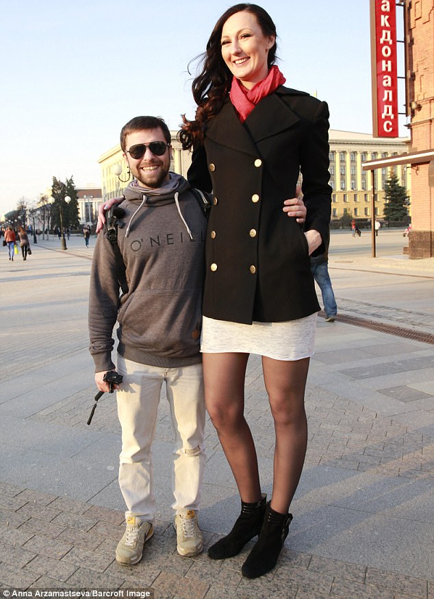 Cô gái &#34;khổng lồ&#34; có đôi chân dài nhất thế giới - 1