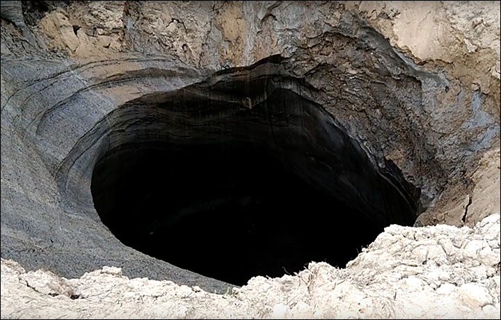 Nga: Hố tử thần 50m xuất hiện sau vụ nổ vang trời rực lửa - 6