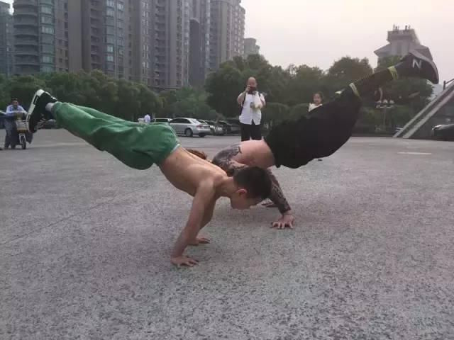 Bé trai 7 tuổi khoe bụng 8 múi khiến dân mạng ngỡ ngàng - 4