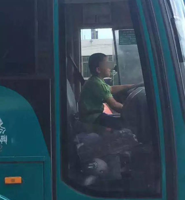 Cậu bé TQ 9 tuổi “cướp” xe bus đi dạo phố suốt 40 phút - 1