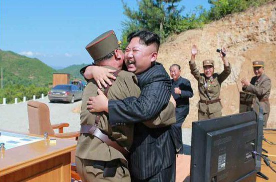 Khoảnh khắc Kim Jong-un gửi &#34;quà quốc khánh&#34; răn đe Mỹ - 1
