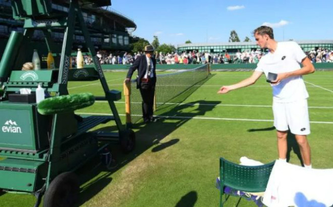 Tin nóng Wimbledon ngày 4: Ném tiền vào trọng tài, sắp ăn trái đắng - 1