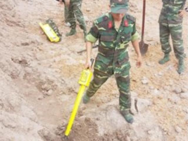 Khảo sát khu vực nghi hố chôn tập thể ở Tân Sơn Nhất