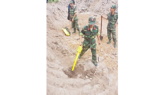 Khảo sát khu vực nghi hố chôn tập thể ở Tân Sơn Nhất - 1
