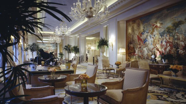 Bạn muốn cảm thấy như một vị vua khi đến Paris? Hãy ở tại đây. Four Seasons Hotel George V là khách sạn đắt nhất ở Paris và là khách sạn đắt thứ 9 trên thế giới. Là minh chứng rõ ràng nhất của sự sang trọng và tiện nghi đầy nghệ thuật, cùng với cái giá 15.500$ mỗi đêm đã đảm bảo cho việc bạn sẽ được tận hưởng các dịch vụ tốt nhất mà một khách sạn có thể mang lại.
