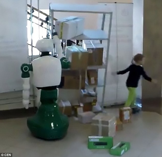 Robot Nga bất ngờ cứu bé gái dù không được lập trình - 1