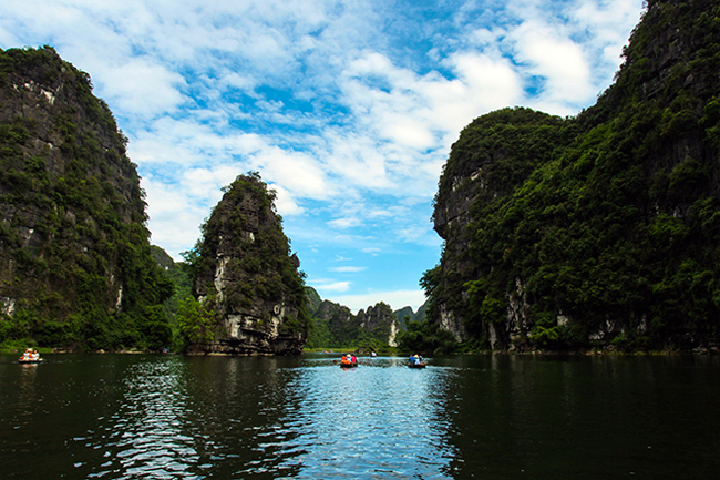 Hòn đảo thổ dân độc đáo, duy nhất tại Việt Nam này nằm trong quần thể khu di tích Tràng An (Ninh Bình). Nơi đây là địa điểm được lựa chọn để quay bộ phim Kong: Đảo đầu lâu nổi tiếng đã đưa hình ảnh du lịch của Việt Nam ra khắp thế giới.