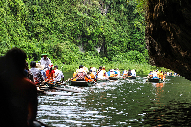 Để đến được hòn đảo kì bí này. Du khách phải đi đi thuyền ở bến Tràng An, luồn lách qua nhiều hang động ngầm với độ tuổi lên đến hàng triệu năm.