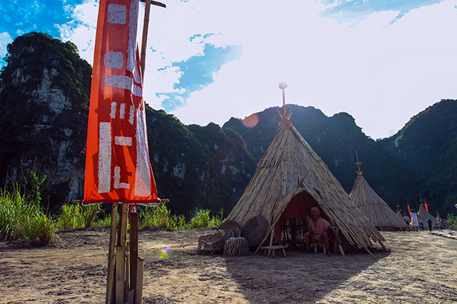 Bên cạnh những túp lều luôn được treo nhiều cờ phướn biểu trưng của bộ tộc nhằm tăng thêm vẻ bí ẩn, hoang sơ.