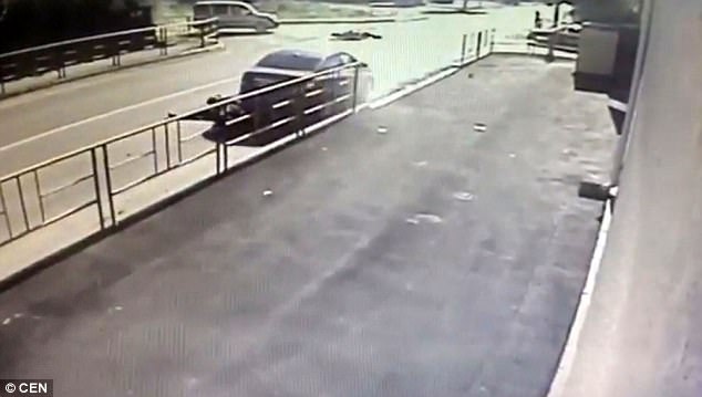 Video: Người đi xe máy bị 2 ô tô đâm liên tiếp ở Nga - 1