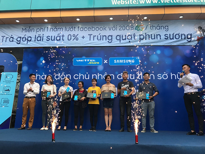 Viettel Store cháy hàng trong ngày đầu mở bán Galaxy J7 Pro - 1
