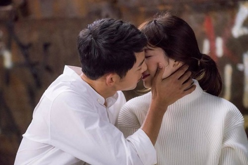 Clip: Song Hye Kyo được chồng trẻ tranh thủ tỏ tình lúc đóng phim - 1
