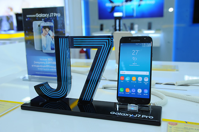 Galaxy J7 Pro tạo sức hút đặc biệt ngay trong ngày đầu mở bán - 1