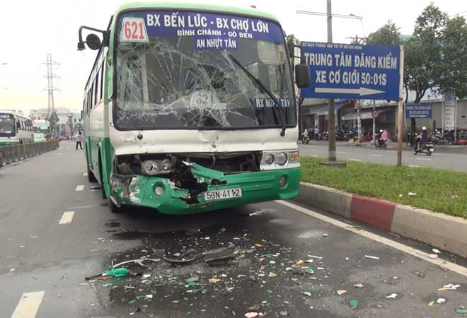 Hai xe buýt đâm nhau biến dạng vì biển quảng cáo “trên trời” rơi xuống - 2