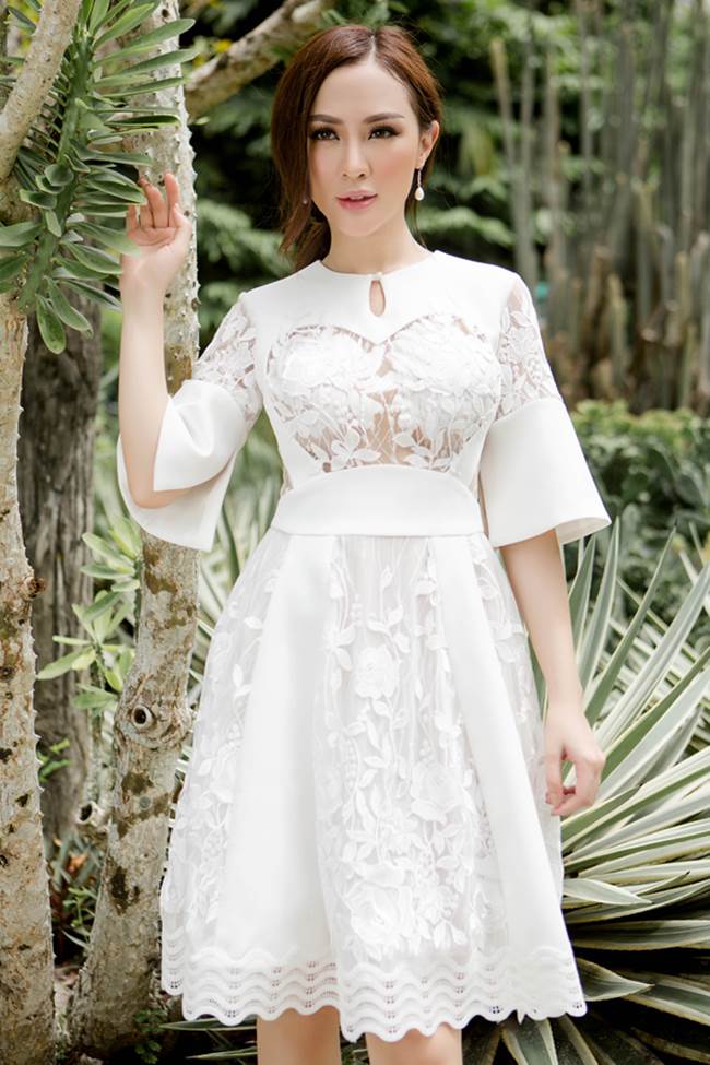 Người đẹp Kelly Nguyễn khoe nét đẹp tinh khôi trong một bộ váy ren của NTK Đỗ Long