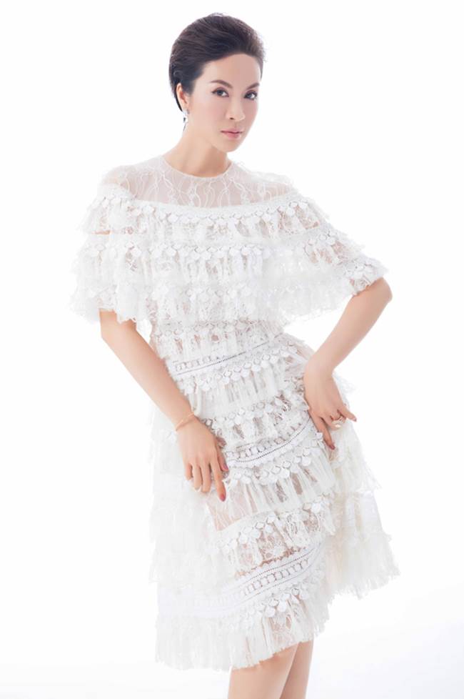 MC Thanh Mai chọn một bộ váy ren xếp ly 3 tầng rất nhẹ nhàng, nhiều người bất ngờ khi biết cô đã ở lứa tuổi U50