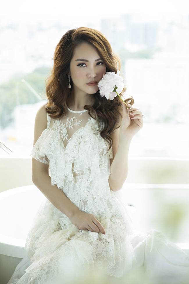Á hậu Thuỵ Vân xuất hiện trong vai trò MC tại một sự kiện ở Hà Nội, cô chọn bộ đầm trắng ôm sát, tôn đường cong lý tưởng, đặc biệt là phần ngực xuyên thấu.