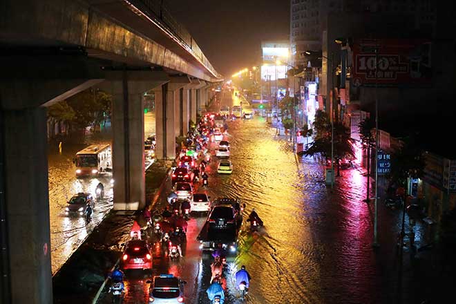 Mưa như thác đổ, đường phố Hà Nội chìm trong biển nước - 1