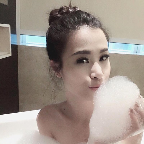 Mỹ nhân Việt khoe ảnh nude trong bồn tắm: Sự thật ngã ngửa - 1
