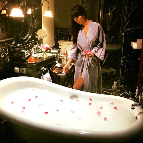 Mỹ nhân Việt khoe ảnh nude trong bồn tắm: Sự thật ngã ngửa - 8