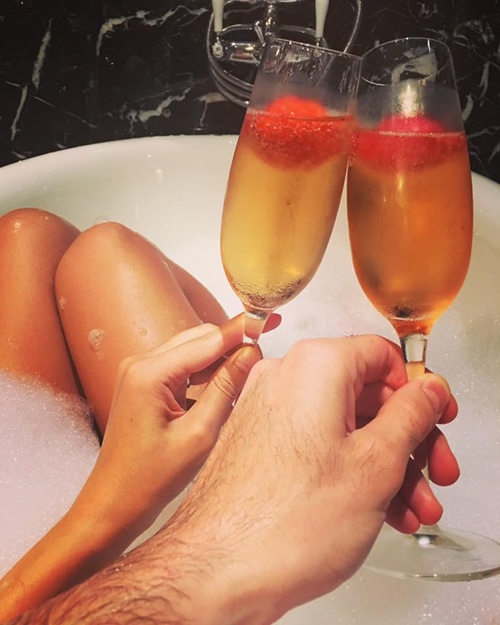 Mỹ nhân Việt khoe ảnh nude trong bồn tắm: Sự thật ngã ngửa - 10