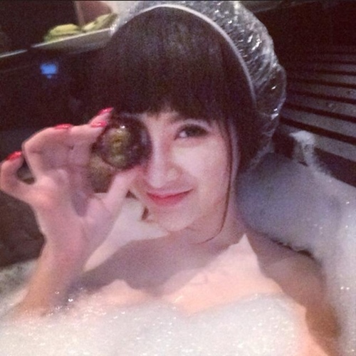 Mỹ nhân Việt khoe ảnh nude trong bồn tắm: Sự thật ngã ngửa - 12