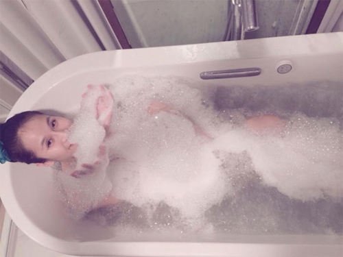 Mỹ nhân Việt khoe ảnh nude trong bồn tắm: Sự thật ngã ngửa - 7