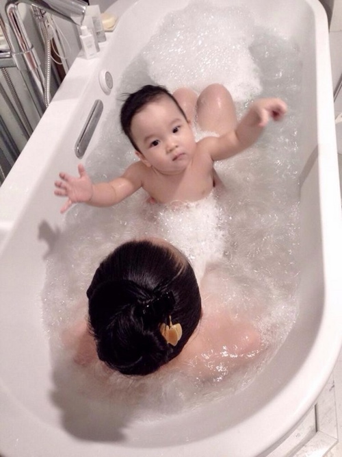 Mỹ nhân Việt khoe ảnh nude trong bồn tắm: Sự thật ngã ngửa - 9