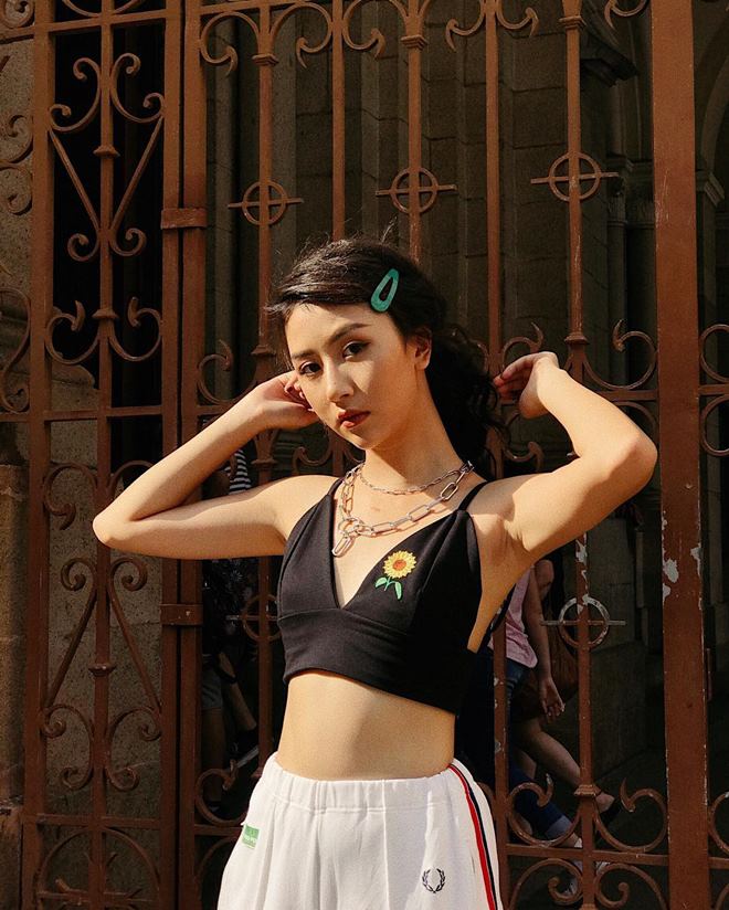 Nếu nói về style áo dây trễ nải, Quỳnh Anh Shyn hẳn là số 1 - 6