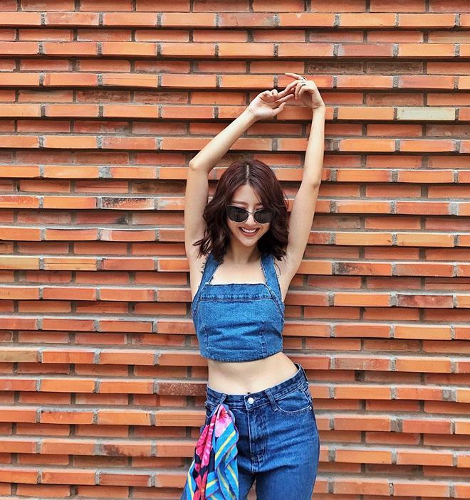 Nếu nói về style áo dây trễ nải, Quỳnh Anh Shyn hẳn là số 1 - 9