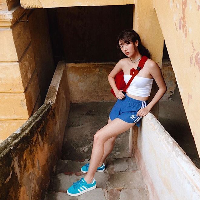 Nếu nói về style áo dây trễ nải, Quỳnh Anh Shyn hẳn là số 1 - 11