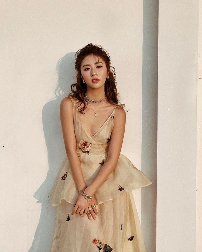 Nếu nói về style áo dây trễ nải, Quỳnh Anh Shyn hẳn là số 1 - 14