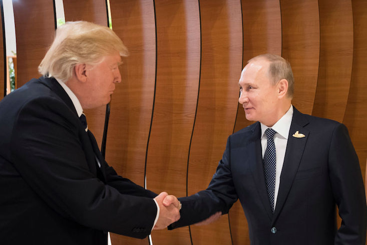 Vì sao Trump bắt tay Putin theo cách đặc biệt này? - 1