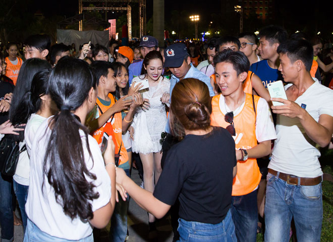 Bảo Anh giật mình vì bị fan nam ôm chặt trên sân khấu - 5