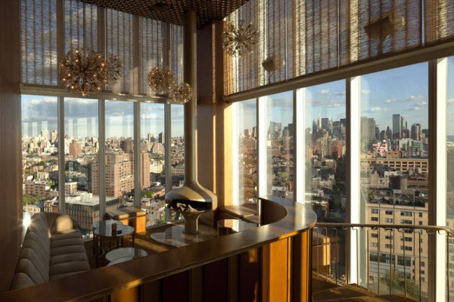 Standard, Mỹ: Cửa sổ kính từ sàn tới trần và ghế bọc da màu kem tạo không gian lý tưởng để chiêm ngưỡng thành phố New York từ nhà hàng Standard nằm trên đỉnh khách sạn cùng tên.