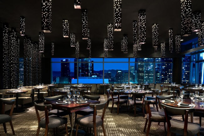 WP24, Mỹ: Nhà hàng của đầu bếp nổi tiếng Wolfgang Puck nằm trên tòa tháp Ritz-Carlton ở thành phố Los Angeles. Tại đây, thực khách được phụ vụ các món ăn Trung Quốc hiện đại như nem cuốn tôm hùm, cá tuyết nướng và nộm.