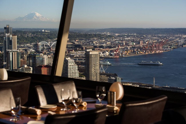 SkyCity, Mỹ: Nhà hàng trên tòa tháp Space Needle tại thành phố Seattle phục vụ các món ăn đặc trưng ở vùng Tây Bắc Thái Bình Dương. Nhà hàng cũng có một phòng ăn giúp thực khách chiêm ngưỡng toàn cảnh thành phố.