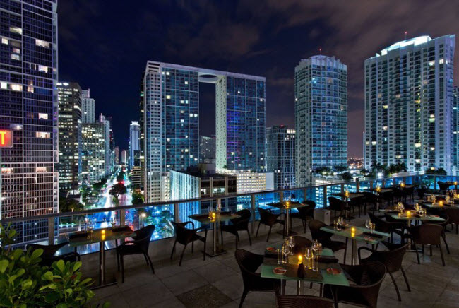 Area 31, Mỹ: Thực khách có thể tận hưởng không khí thoáng mát và ngắm cảnh thành phố Miami, khi ăn tại nhà hàng hải sản Area 31 trên khách sạn Kimpton Epic. Thực đơn ở đây bao gồm các món hải sản và đồ uống cocktail vùng nhiệt đới.