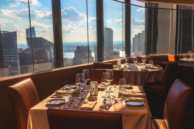 The View, Mỹ: Nhà hàng nằm trên đỉnh khách sạn New York Marriott tại khu Manhattan. Đây là địa điểm lý tưởng để ngắm cảnh thành phố, đặc biệt là quảng trường Thời đại.