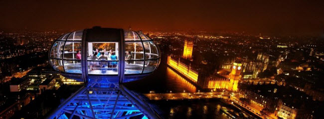 Dining at 135, Anh: Nhà hàng nằm trong vòng xoay khổng lồ London Eye ở thành phố London. Với dịch vụ này, du khách có thể vừa thưởng thức bữa tối, vừa ngắm cảnh thành phố từ trên cao.
