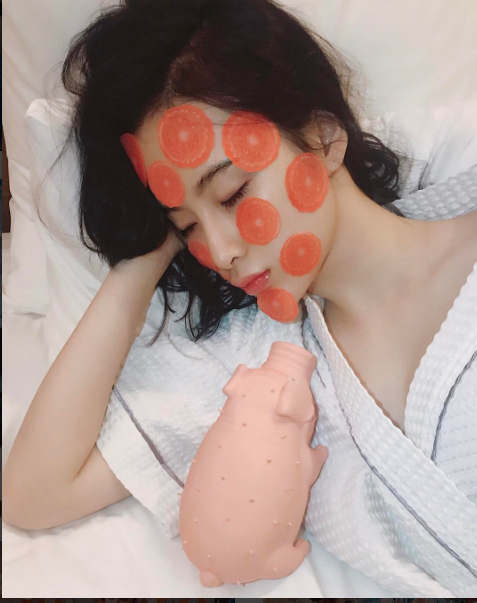 Mỹ nhân khoe ảnh trong phòng ngủ: Hoàng Thùy Linh "không có đối thủ" - 5