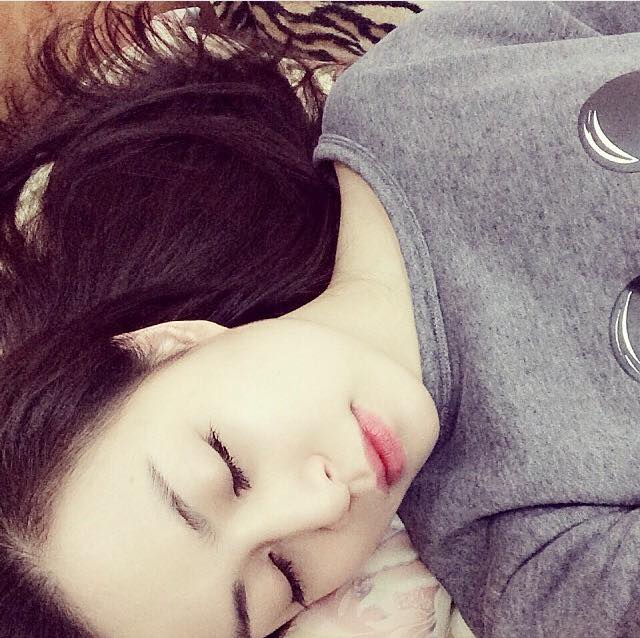 Mỹ nhân khoe ảnh trong phòng ngủ: Hoàng Thùy Linh "không có đối thủ" - 4