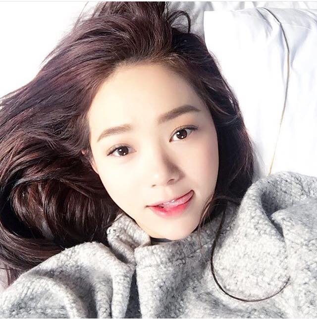 Mỹ nhân khoe ảnh trong phòng ngủ: Hoàng Thùy Linh "không có đối thủ" - 9