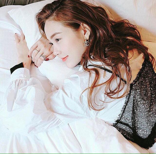 Mỹ nhân khoe ảnh trong phòng ngủ: Hoàng Thùy Linh "không có đối thủ" - 10