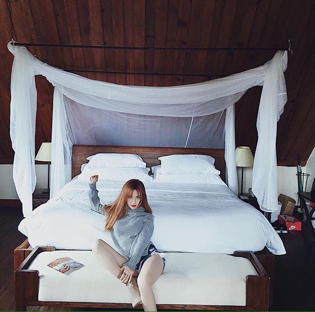 Mỹ nhân khoe ảnh trong phòng ngủ: Hoàng Thùy Linh "không có đối thủ" - 2