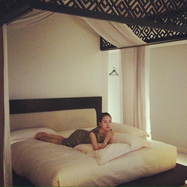 Mỹ nhân khoe ảnh trong phòng ngủ: Hoàng Thùy Linh "không có đối thủ" - 6