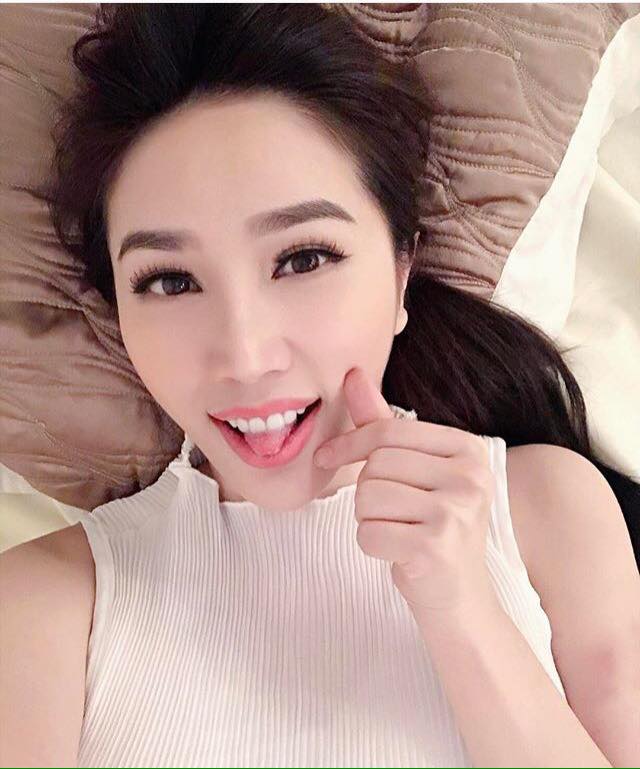 Mỹ nhân khoe ảnh trong phòng ngủ: Hoàng Thùy Linh "không có đối thủ" - 9